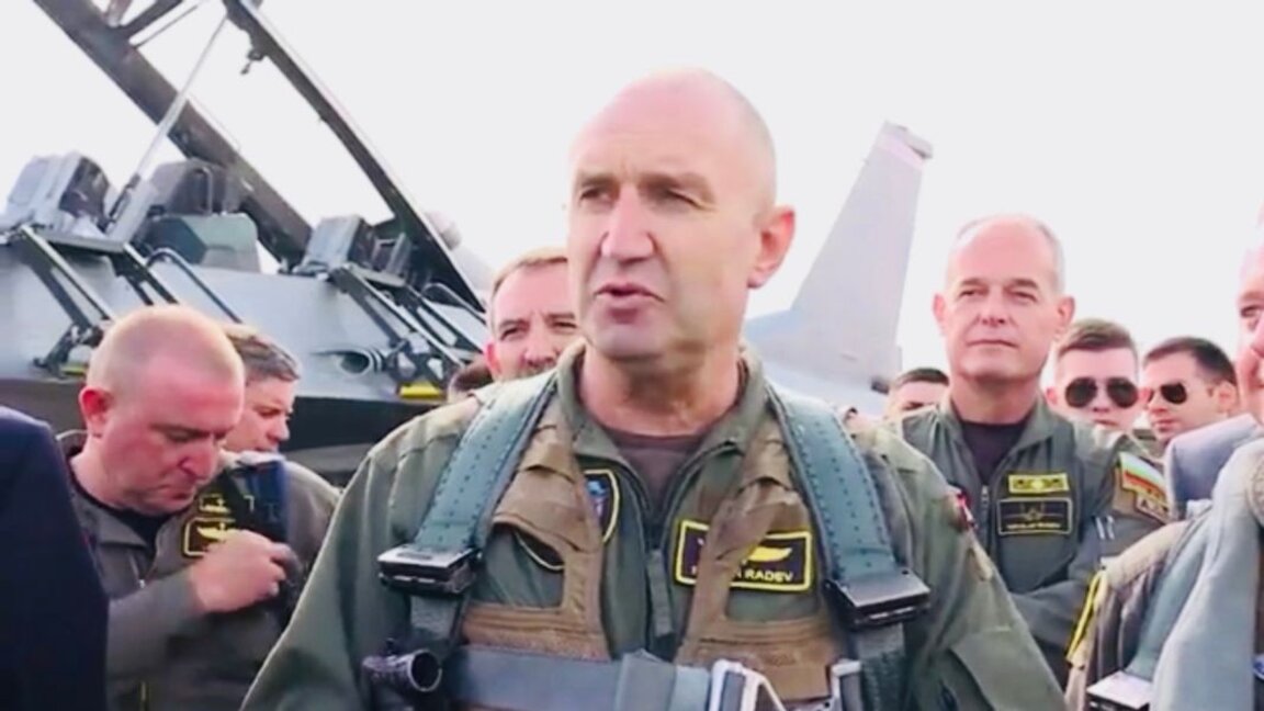 El presidente voló a bordo de un caza F-16 y elogió las capacidades del avión