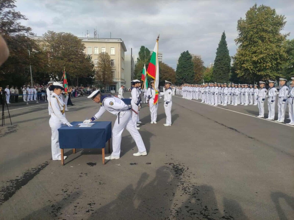 Петдесет и двама курсанти от ВВМУ „Никола Вапцаров“-Варна положиха клетва
