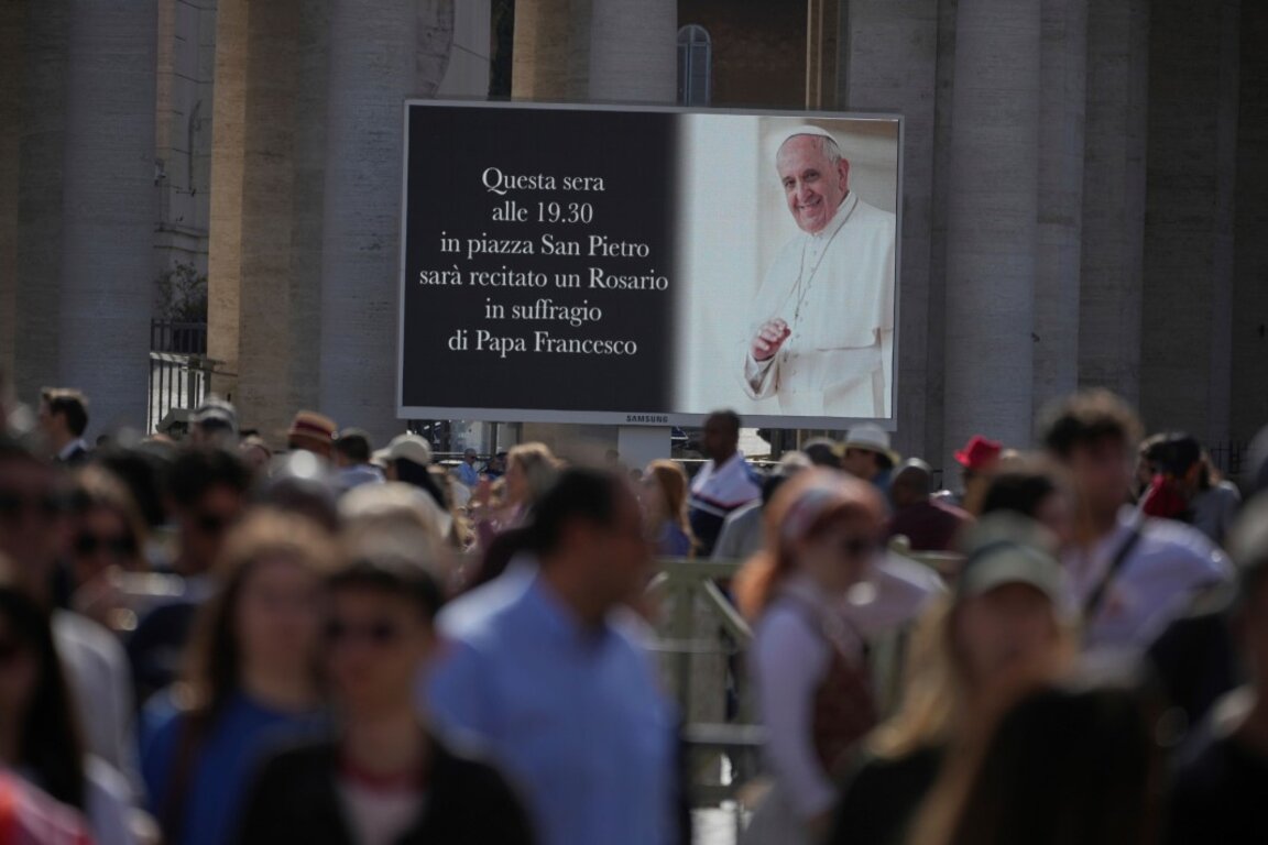 Множество хора се събират в Рим на "Свети Петър" в почит към папата