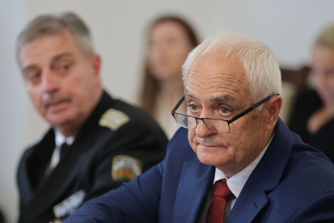 Министърът на отбраната Атанас Запрянов (вдясно)
и началникът на отбраната адмирал Емил Ефтимов  на заседанието на Комисията по отбрана в НС -  7 май 2025 г.