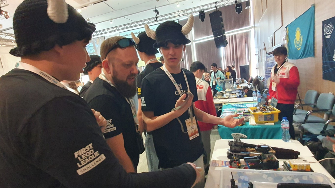 Робобитки, научен форум и кино - в Бургас започна фестивалът на легороботиката