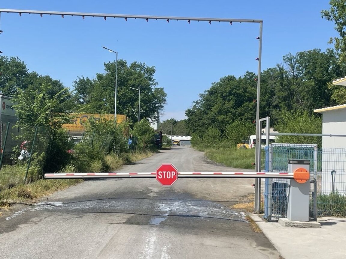 зад тази бариера се намира затворената временно ферма за норки край село Маджерито, Старозагорско