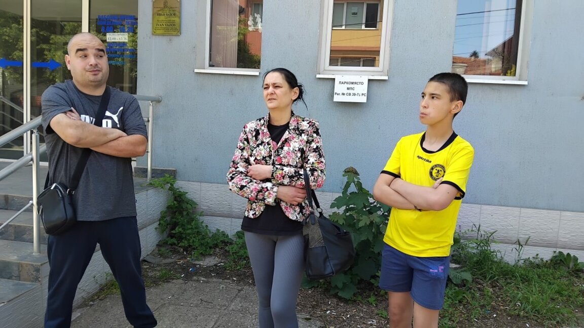 Само трима перничани протестираха пред сградата на „ВиК” в Перник