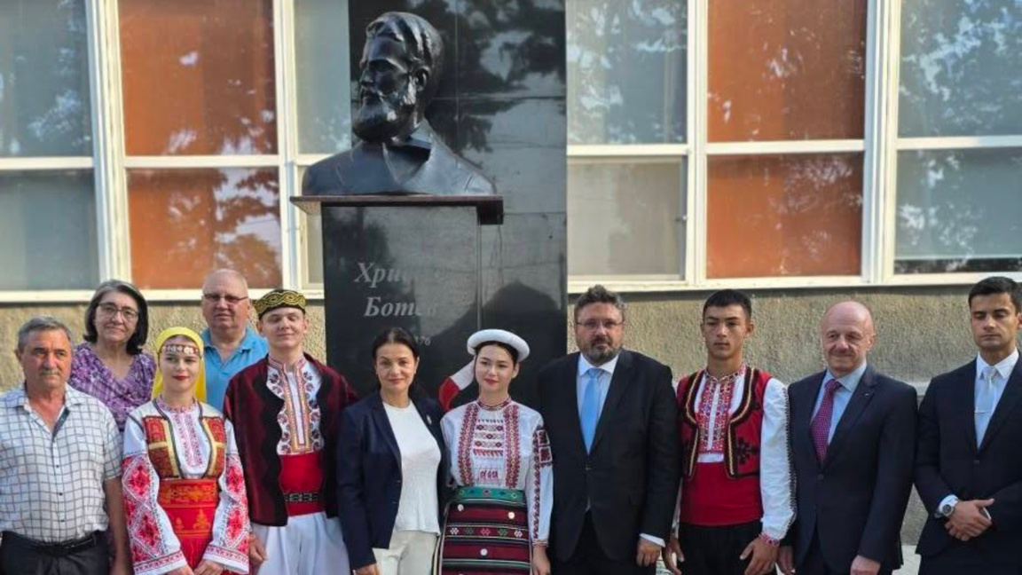 Болгарская делегация возложила цветы к памятнику Христо Ботева в Измаиле