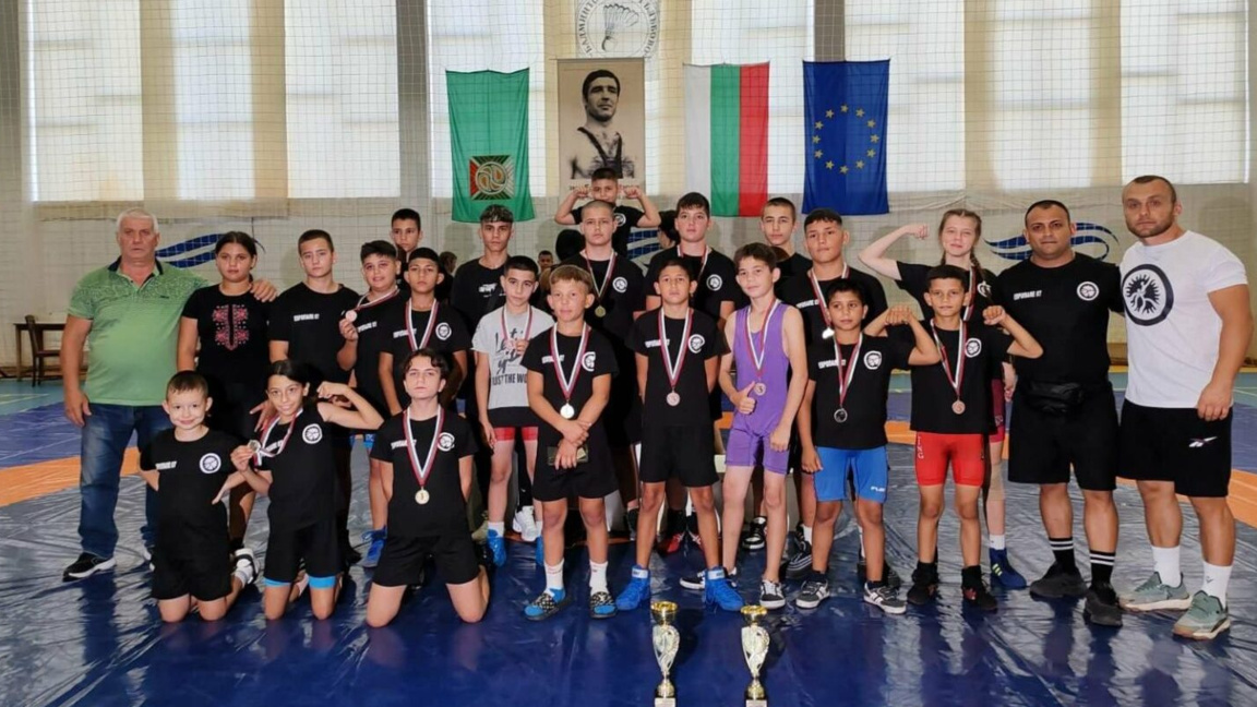 Състезатели и треньори от клуб по борба "Еньо Тодоров" Гълъбово