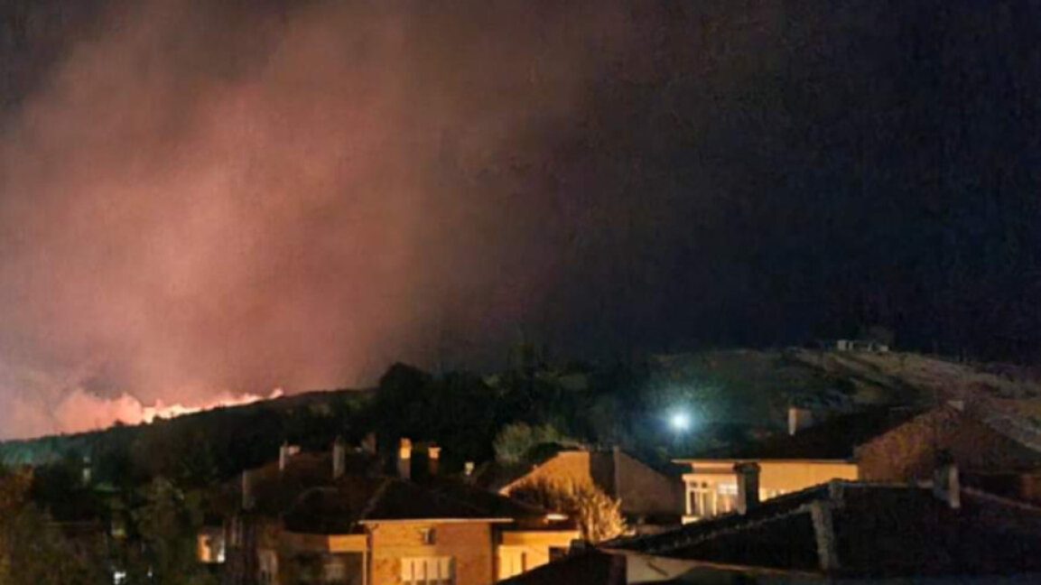 Осем екипа огнеборци в борба с пожара край Асеновград