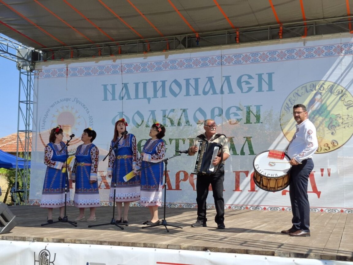 Националният фолклорен фестивал „Кехлибарен грозд“ в село Лозен се провежда за четиринадесети път