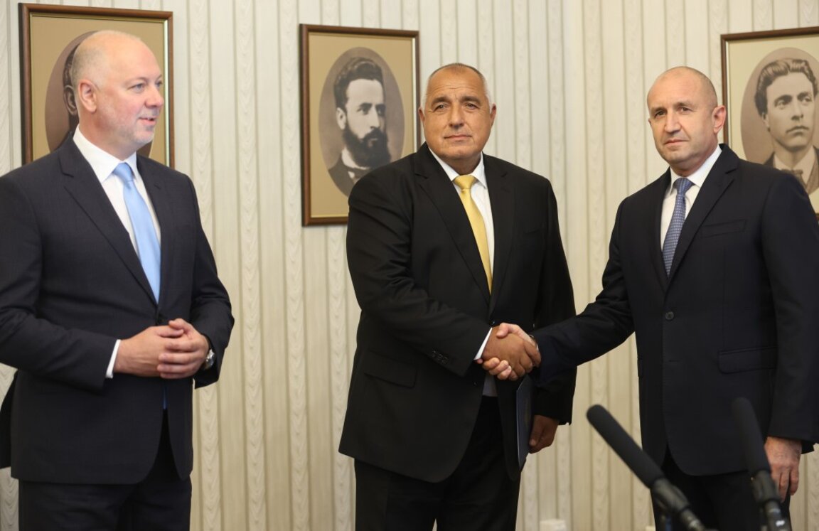 Номинираният за премиер Росен Желязков (вляво), лидерът на ГЕРБ Бойко Борисов и президентът Румен Радев (вдясно) при връчването на първия проучвателен мандат - 1 юли 2024 г.