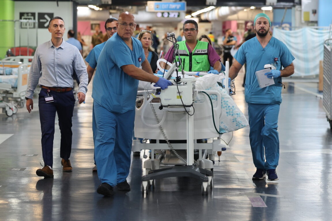 Медицински екипи транспортират пациенти до подземното спешно съоръжение на болница Рамбам, в Хайфа, Северен Израел, 22 септември 2024 г.