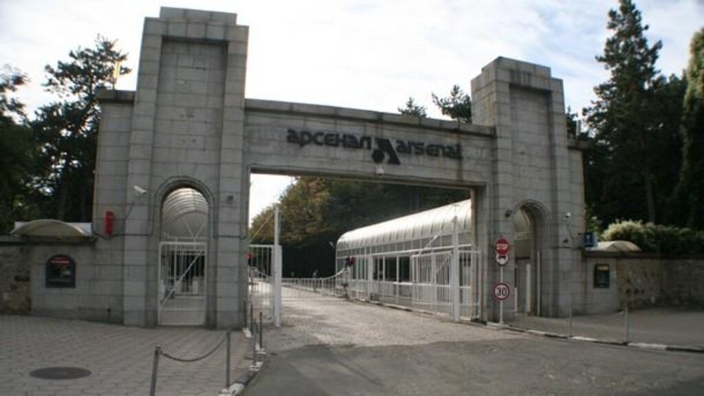 Багеристът, пострадал днес по време на работа в "Арсенал"-Казанлък, е в критично състояние