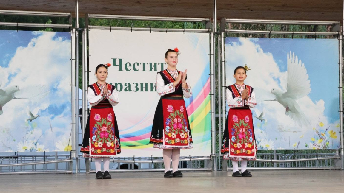 Започна празничната програма в Гълъбово