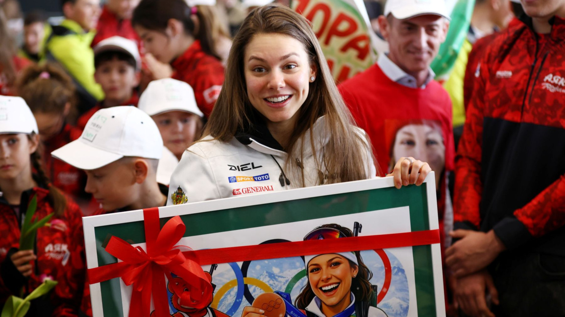 Лора Христова при посрещането на летището в София в понеделник.