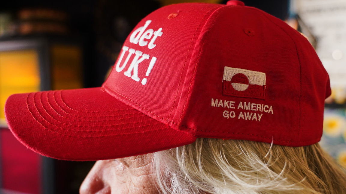 Собственик на магазин в Копенхаген с червена шапка, която е създал и продава, със слоган "Накарайте Америка да си отиде" отстрани, а отпред: "Nu det NUUK!", игра на думи с датската фраза "Nu det nok", означаваща "Стига вече", замествайки nok с Нуук, името на столицата на Гренландия, Дания, 15 януари 2026 г.