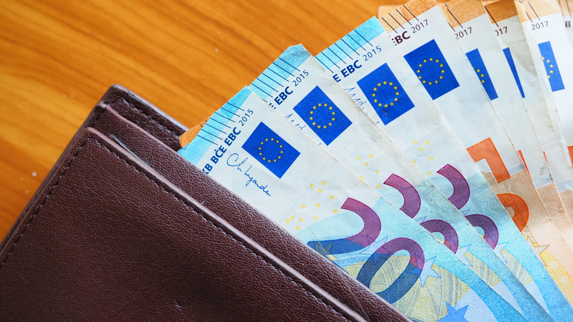 Евробанкноти в портмоне