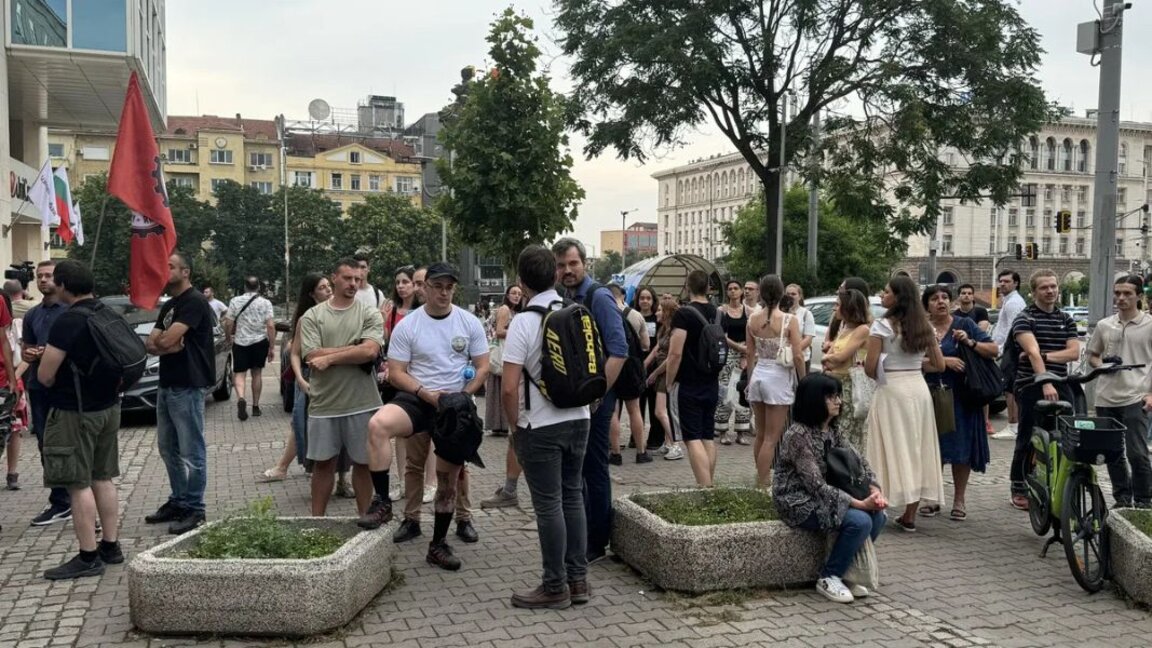 Genç doktorlar, protestolarını yeniliyor