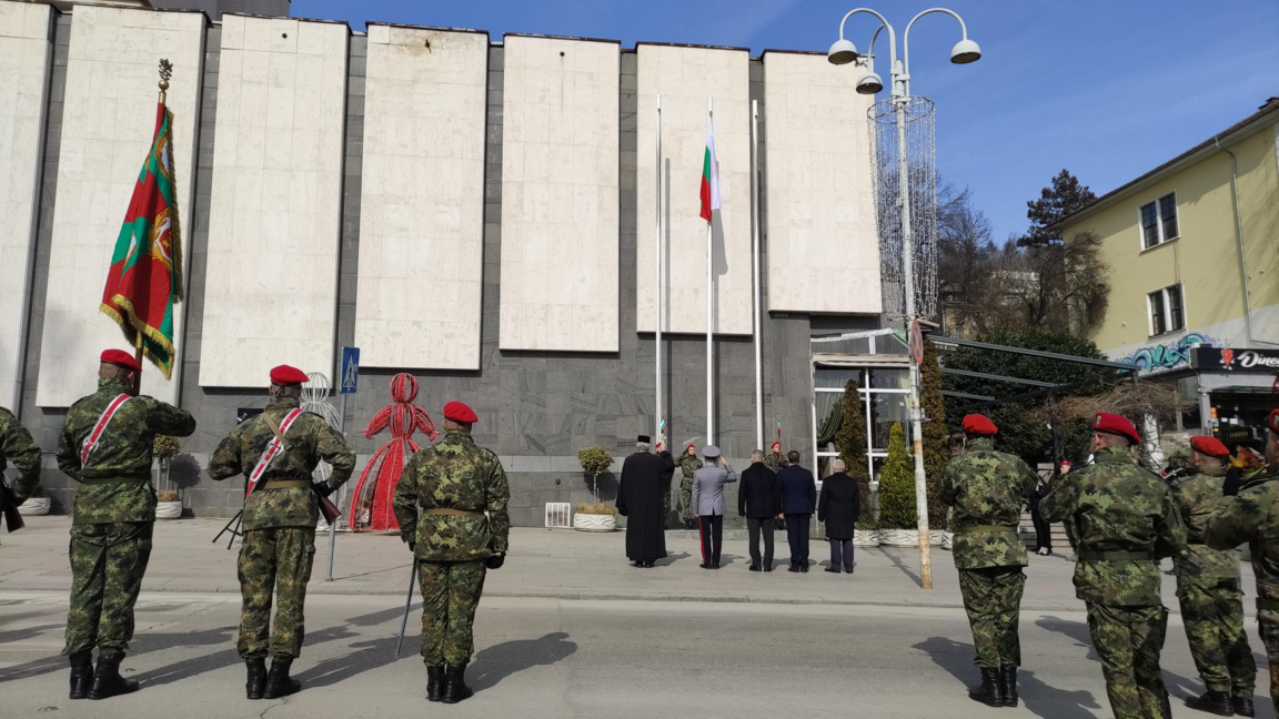 Във Велико Търново националният празник беше отбелязан с военен ритуал