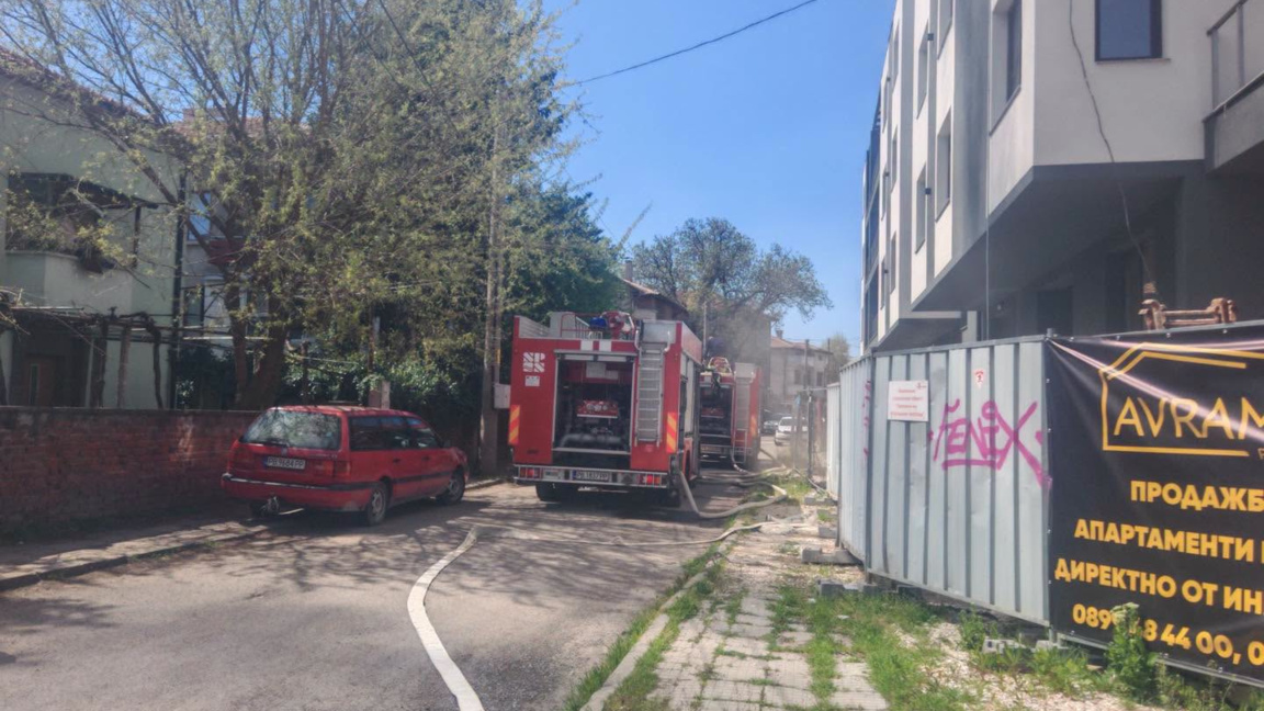 Огнеборци и доброволци гасиха пожар в Коматево