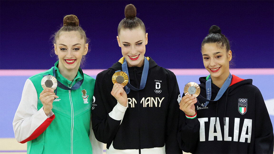 Boryana Kalein  (a la izquierda) 
con la campeona olímpica Darja Varfolomeev y la ganadora del bronce Sofía Raffaeli.