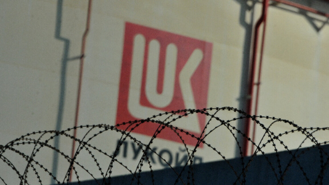 МВР, ДАНС и МО са предприели допълнителни мерки за сигурността на обектите на Лукойл в страната