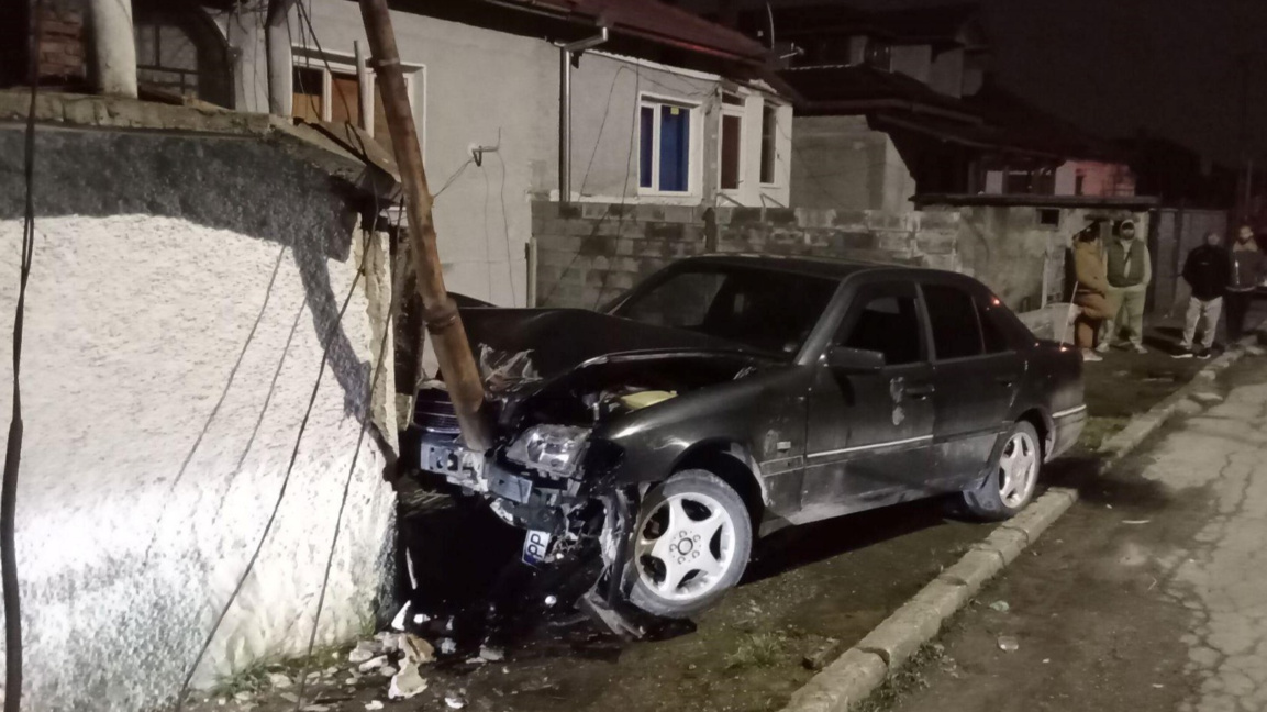 Момче се заби в електрически стълб 