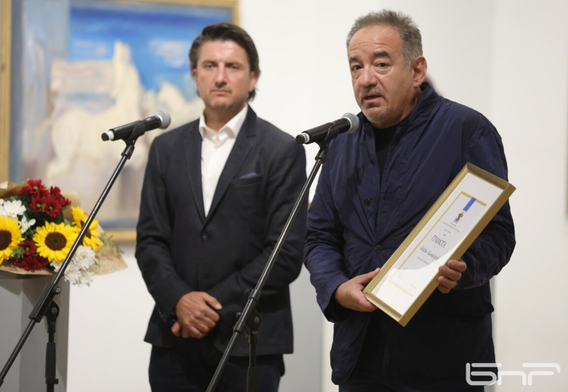 Председателят на Комисията по образование, култура, наука и културно многообразие към СОС и член на журито Мирослав Боршош връчва наградата за „Кино“ на Стефан Командарев (вдясно).