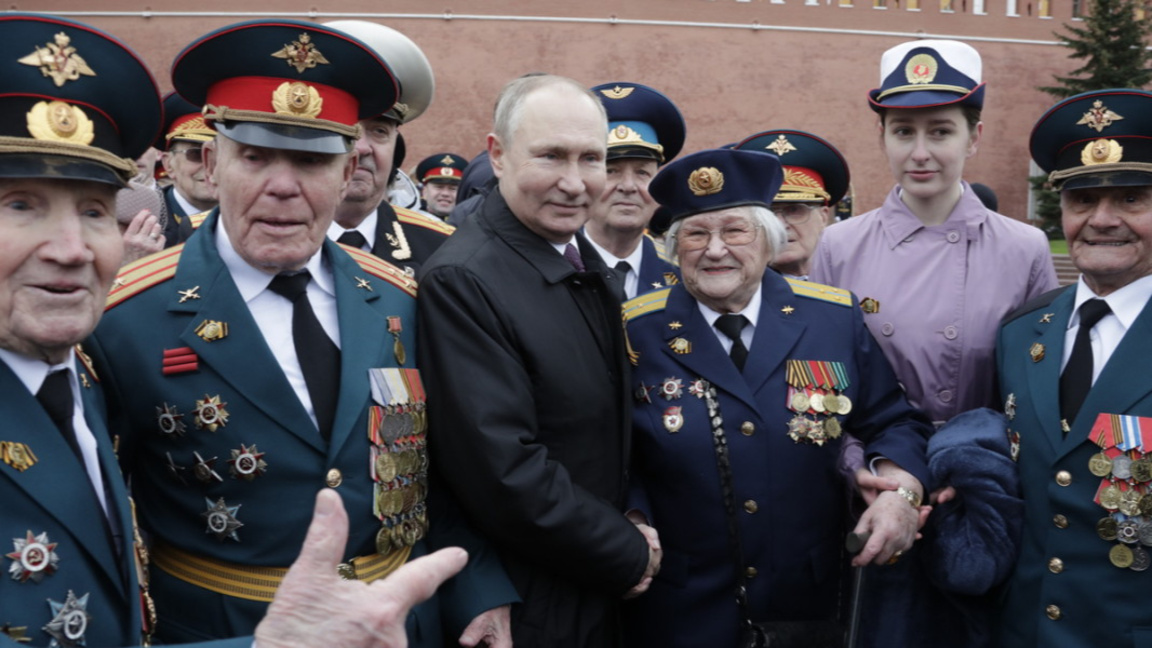 Денят на победата - Москва, 9 май 2021 г. Руският президент се среща с ветерани и военни по време на традиционния парад.