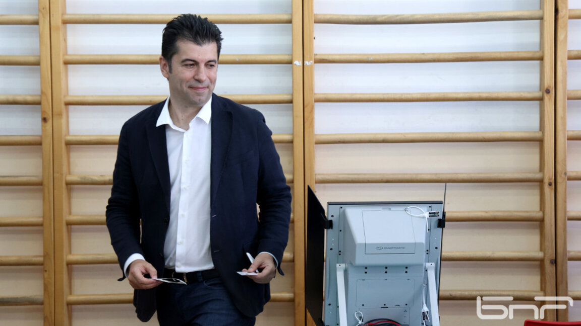 Кирил Петков гласува в 133 СУ "Александър Пушкин" в София.