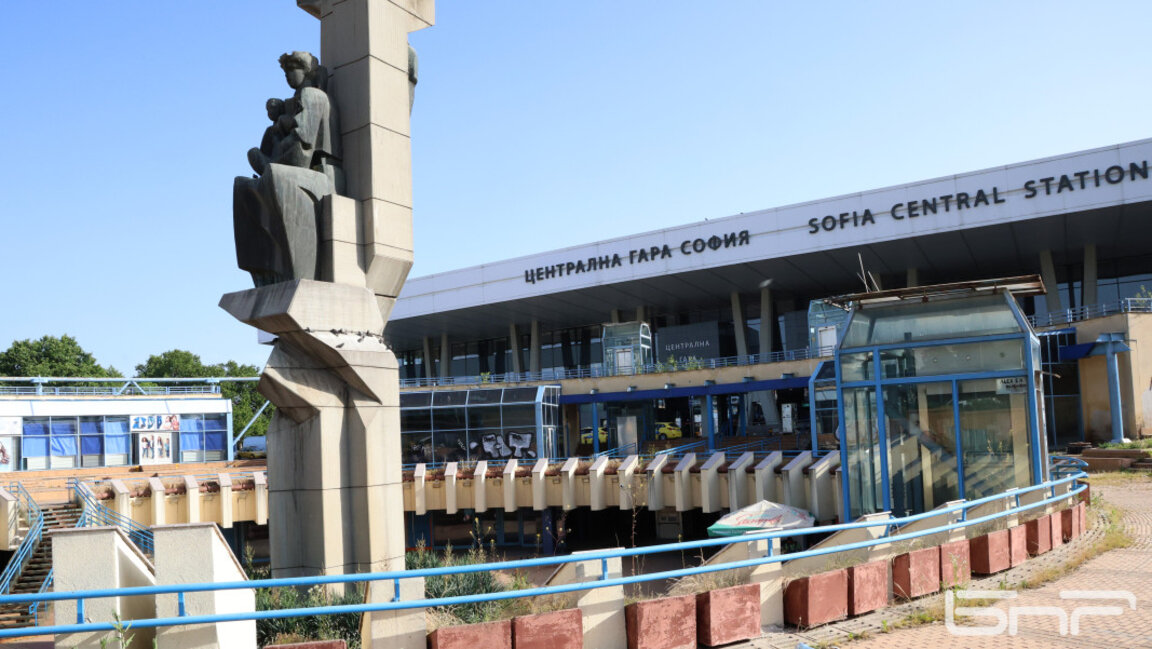 В подлеза пред гарата гледката от много време не е приятна