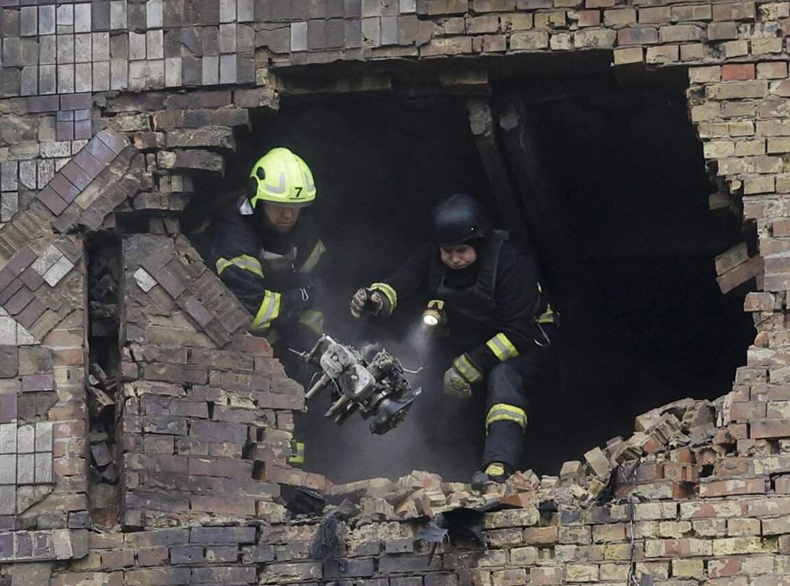 Атака с дрон срещу жилищна сграда в Киев, 7 май 2025 г.