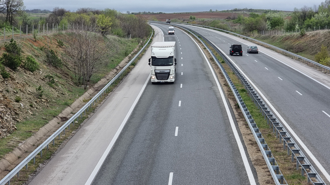 Катастрофа между два тира затвори Северната скоростна тангента