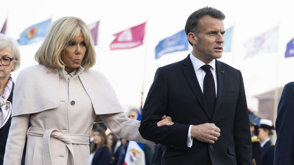 Френският президеЕманюел Макрон и съпругата му Брижит Макрон по време на посещението в Сеул, Южна Корея, 2 април 2025 г.