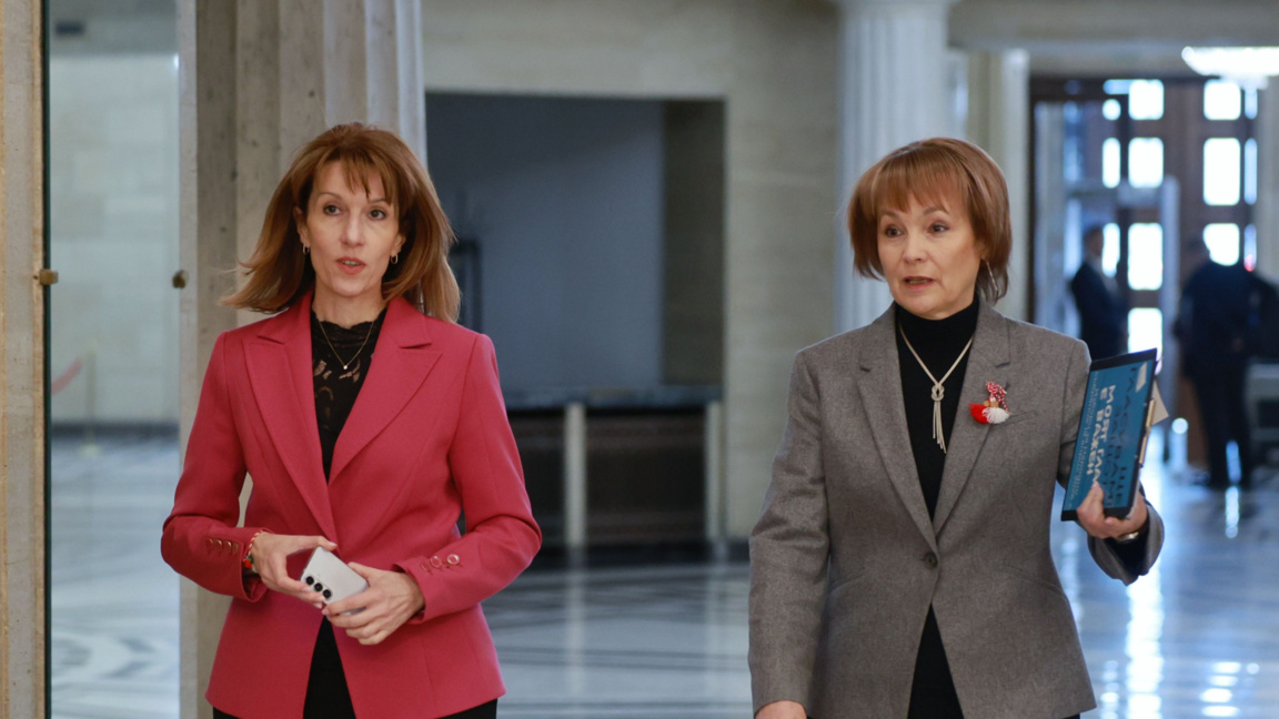 Председателят на ЦИК Камелия Нейкова и говорителят на ЦИК Росица Матева (вдясно).
