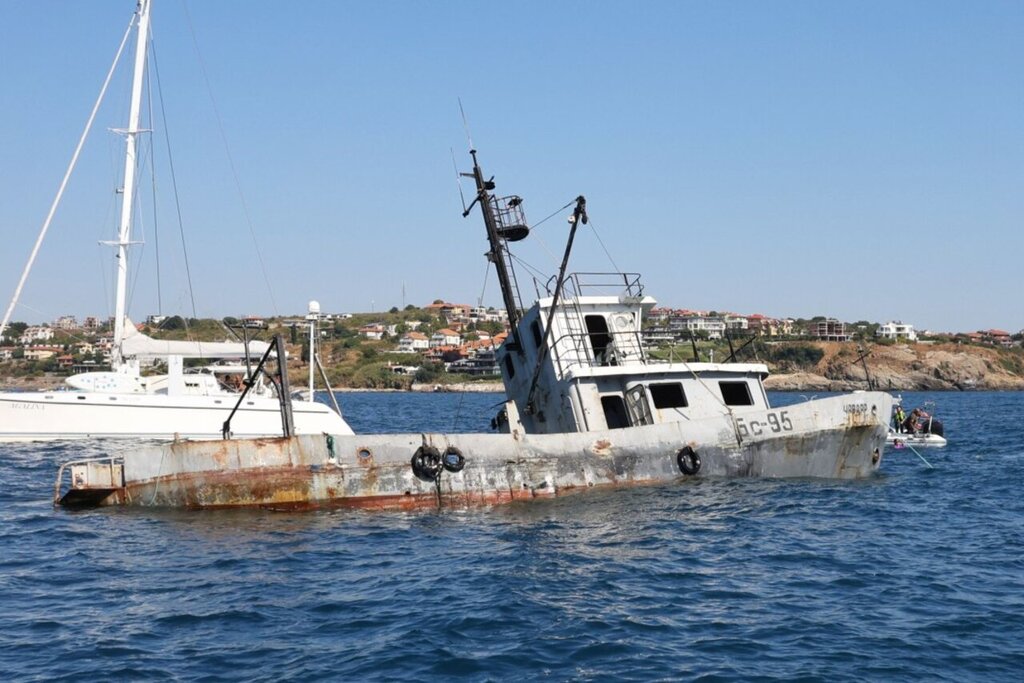 Риболовният кораб "Чавдар" беше потопен на морското дъно край Созопол