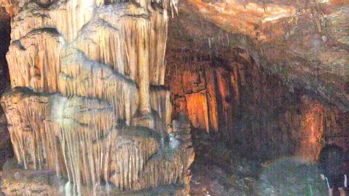 Saeva dupka es una de las grutas más bellas de Bulgaria. Está cerca de la aldea de Brestnitsa, en la región de Lovech y tiene 205 metros de largo. Es de unos 3 millones de años. La temperatura media en la gruta es de 7 a 11 C.