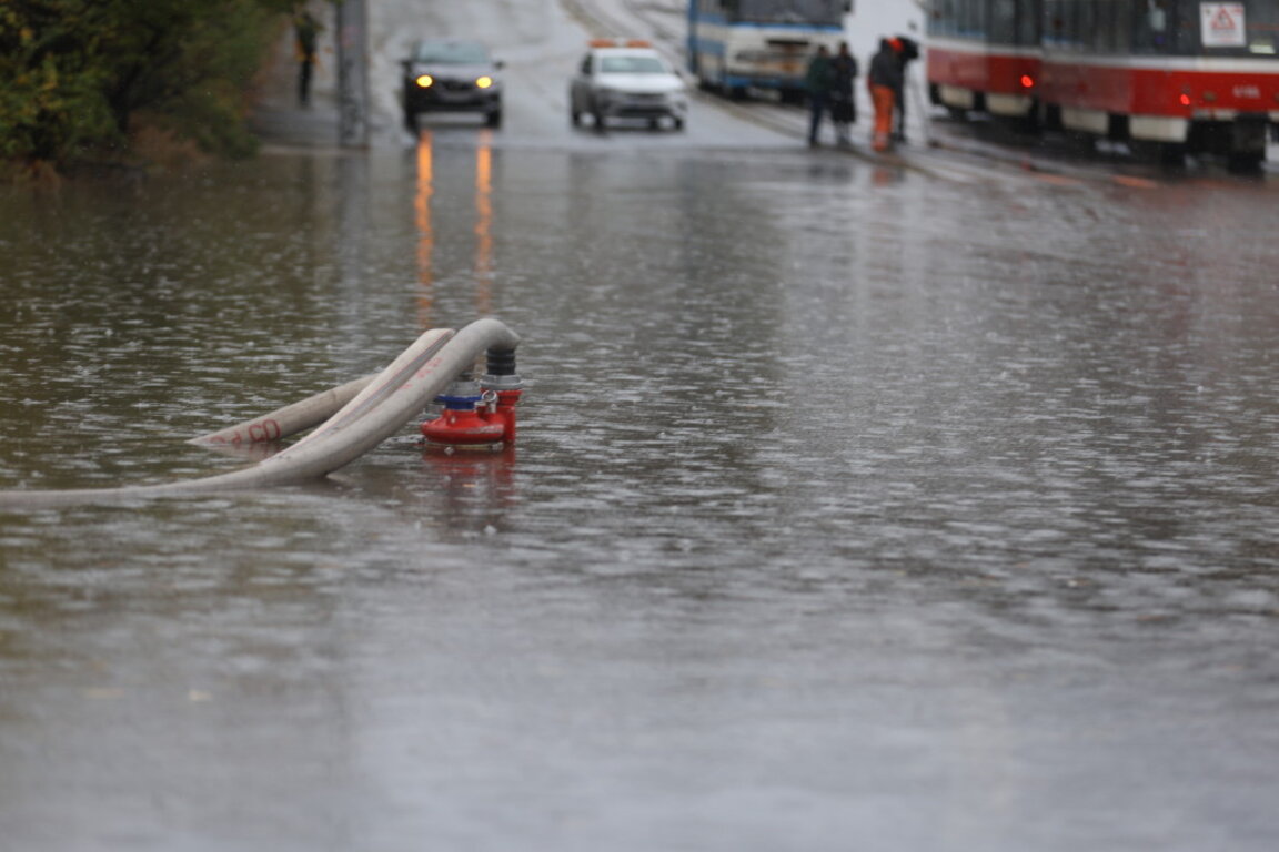 Дъждът спря движението на трамваи в София