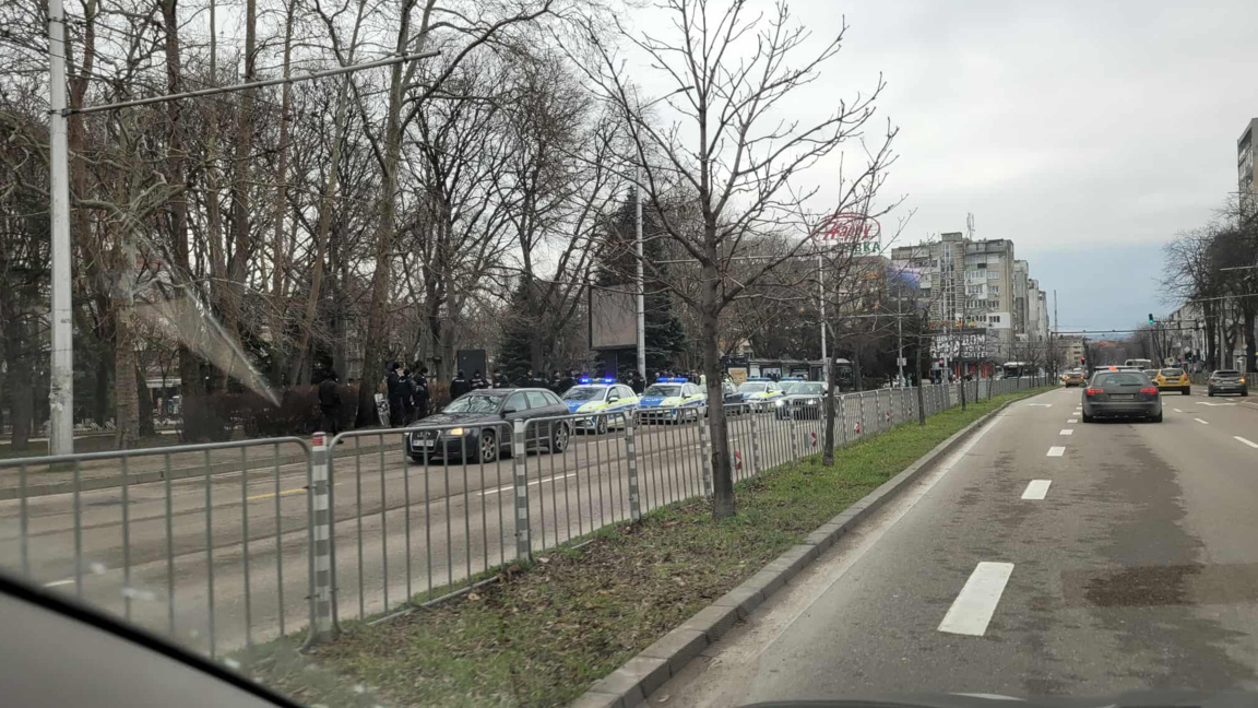 Затвориха улици във Варна заради градското дерби