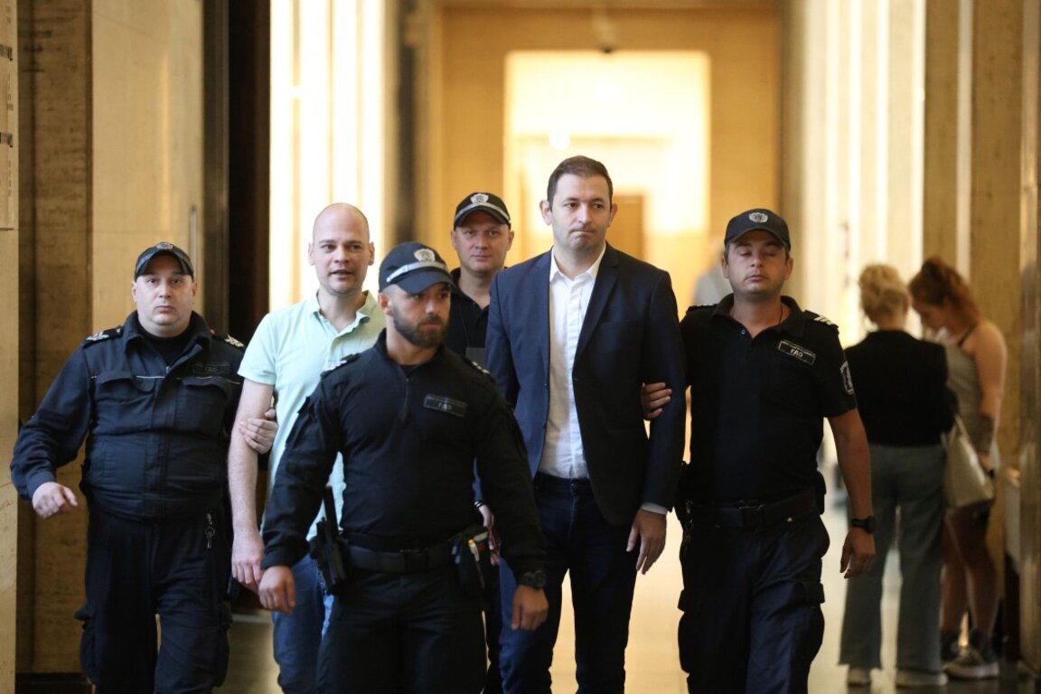 Никола Барбутов (в средата)