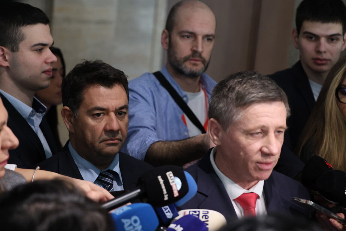 Отлъчените трима от ПГ "Възраждане" остават независими депутати