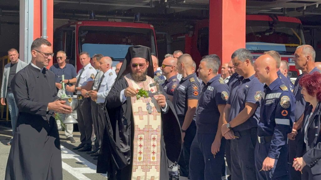 Доброволец, гасил пожар на "Каваци", получи грамота от бургаската пожарна