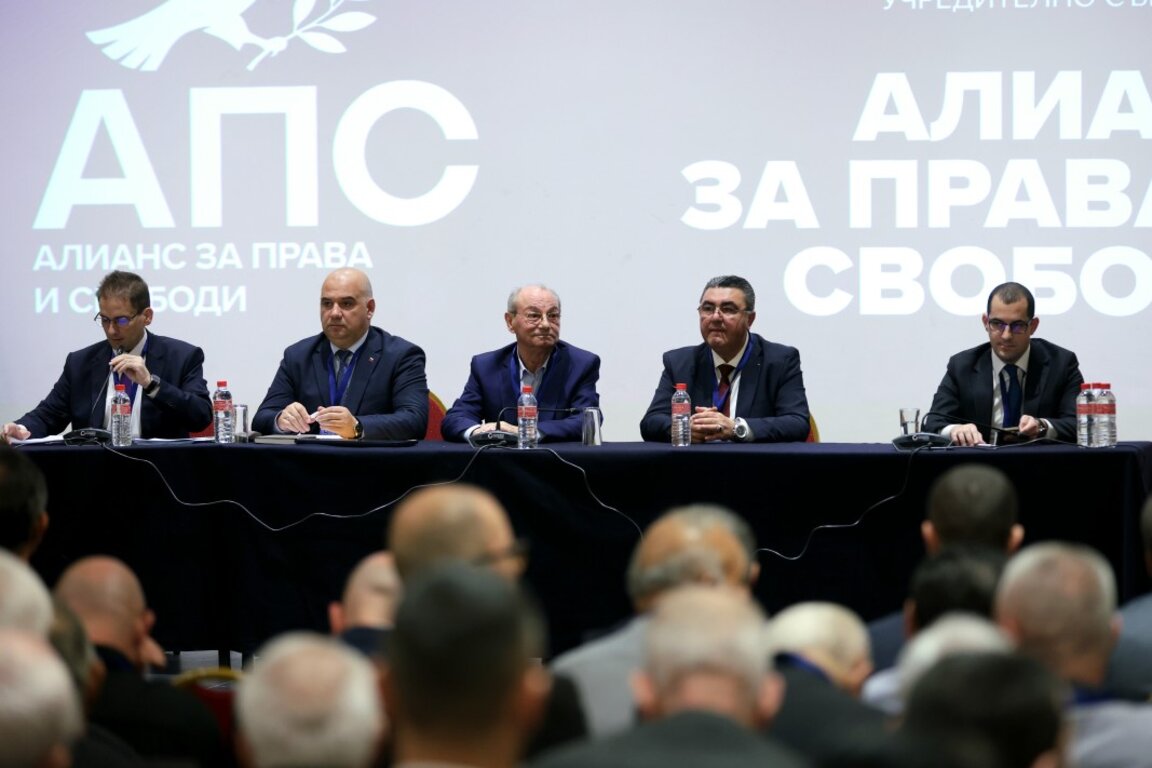 От ляво надясно - Севим Али, Димитър Николов, Ахмед Доган, Танер Али