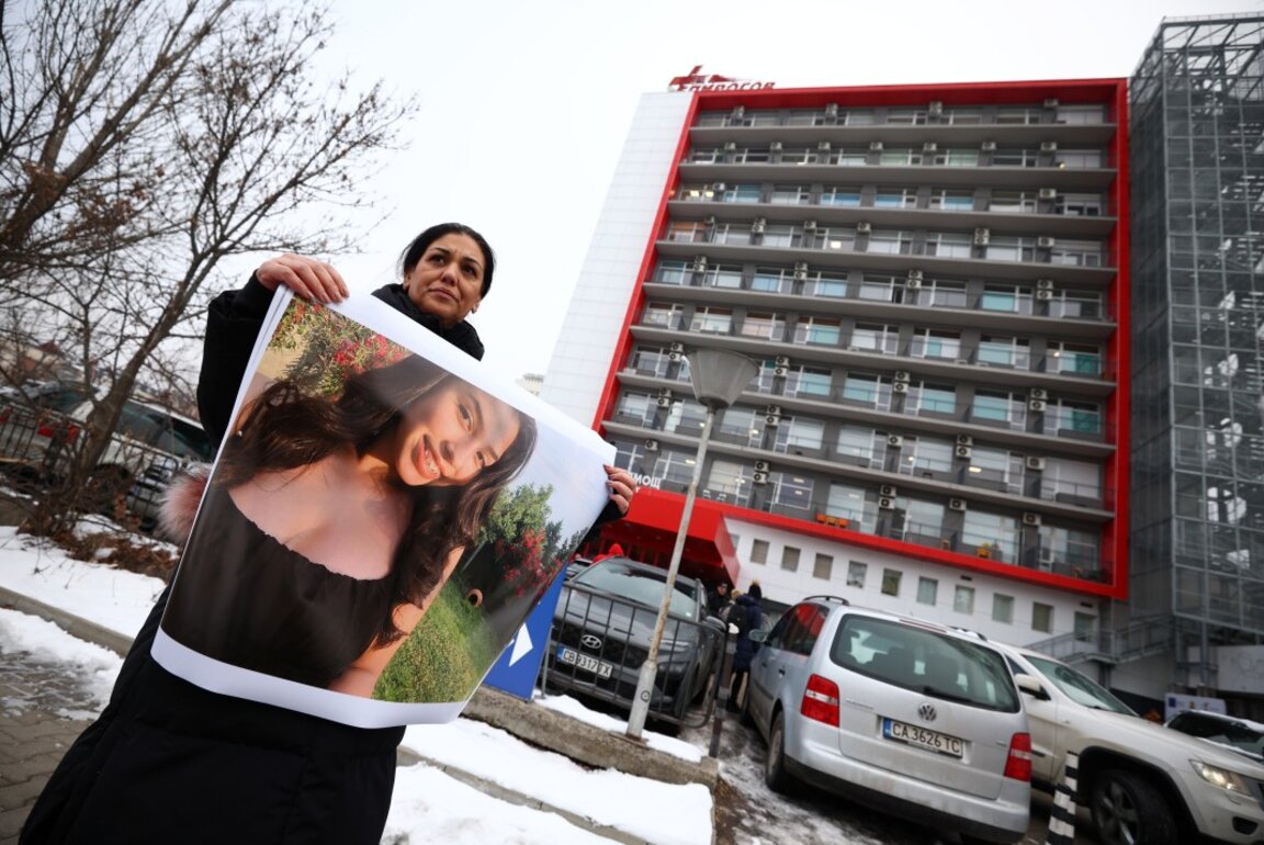 Майката на 15-годишната Даная - Ани Стоянова и други пациенти протестират пред  "Пирогов", 22 януари 2024 г.