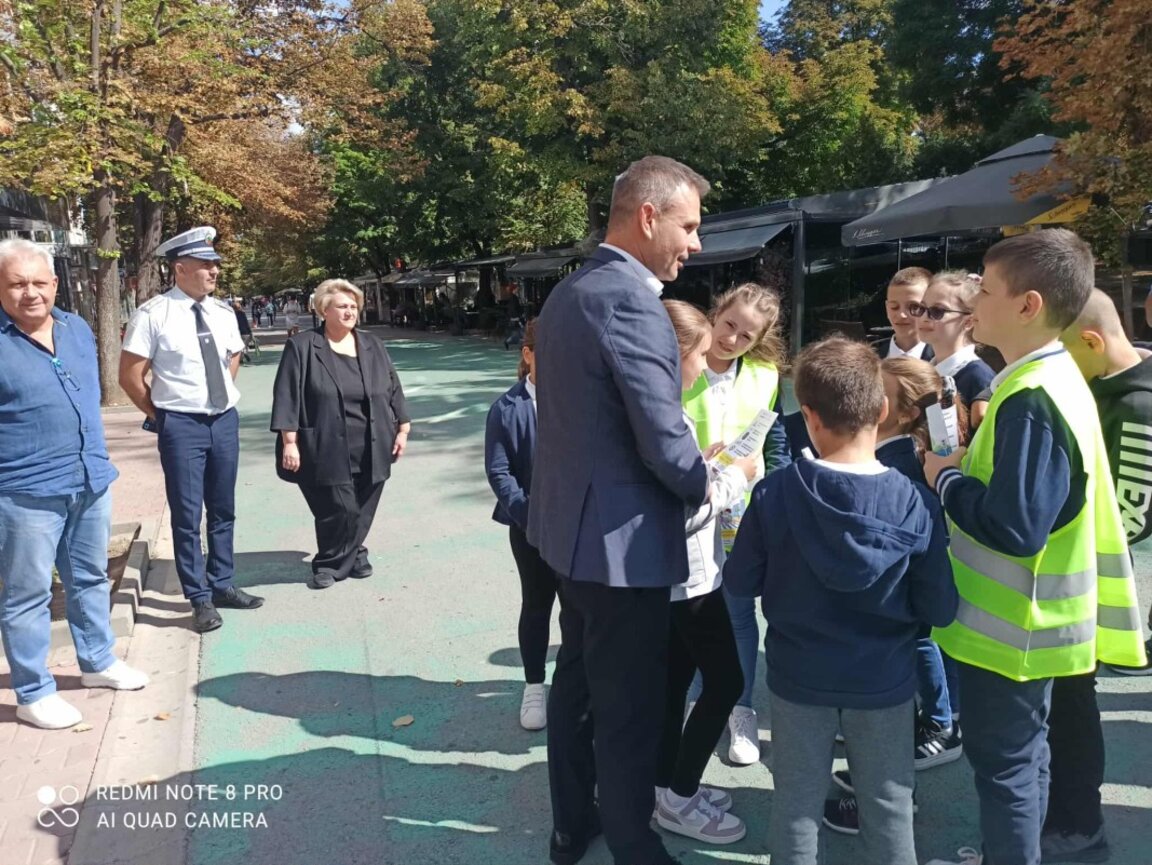Деца с послания на пътя