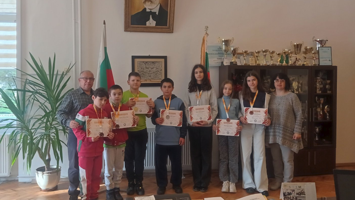 Шуменски ученици с куп медали