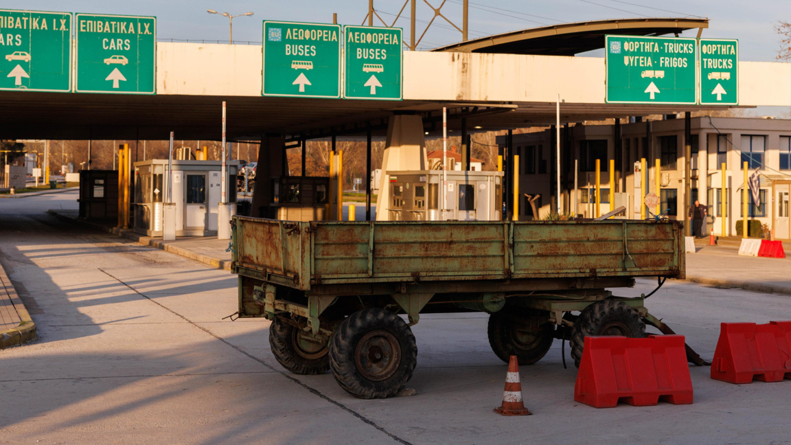 Гръцките фермери блокират както гранични пунктове, така и пътища във вътрешността на страната