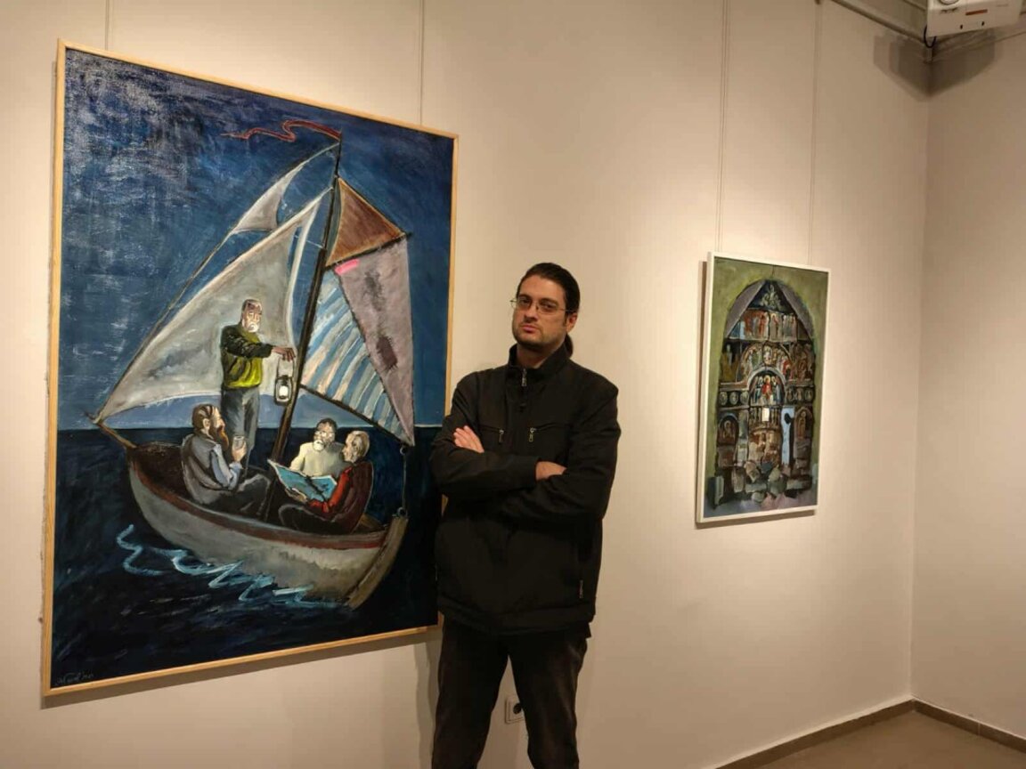 Александър Генов сред картините в изложбата