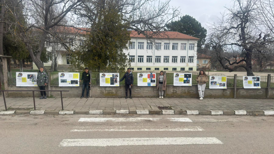 Пътуващата изложба "Младежи срещу дезинформацията" гостува в Рабиша