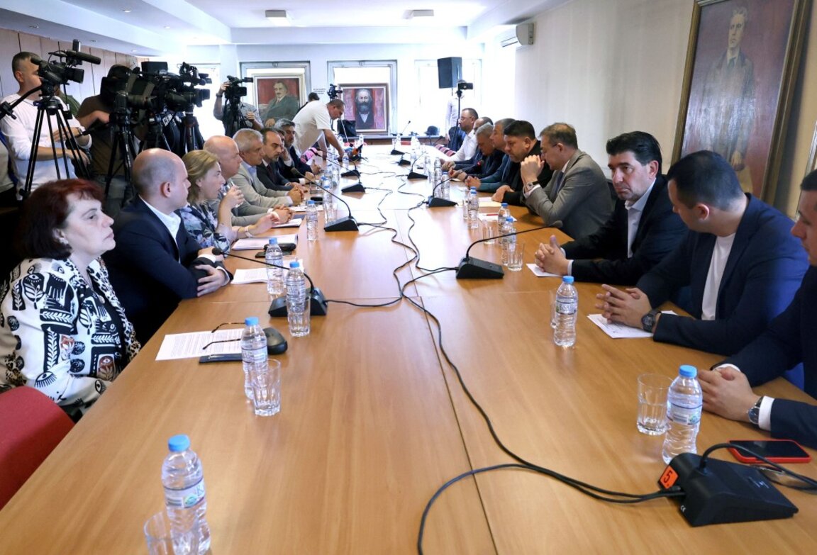 Ръководството на „БСП - Обединена левица” (БСП-ОЛ), вицепремиерът и председател на БСП Атанас Зафиров, министри и депутати от партията се срещнат с четирите работодателски организации