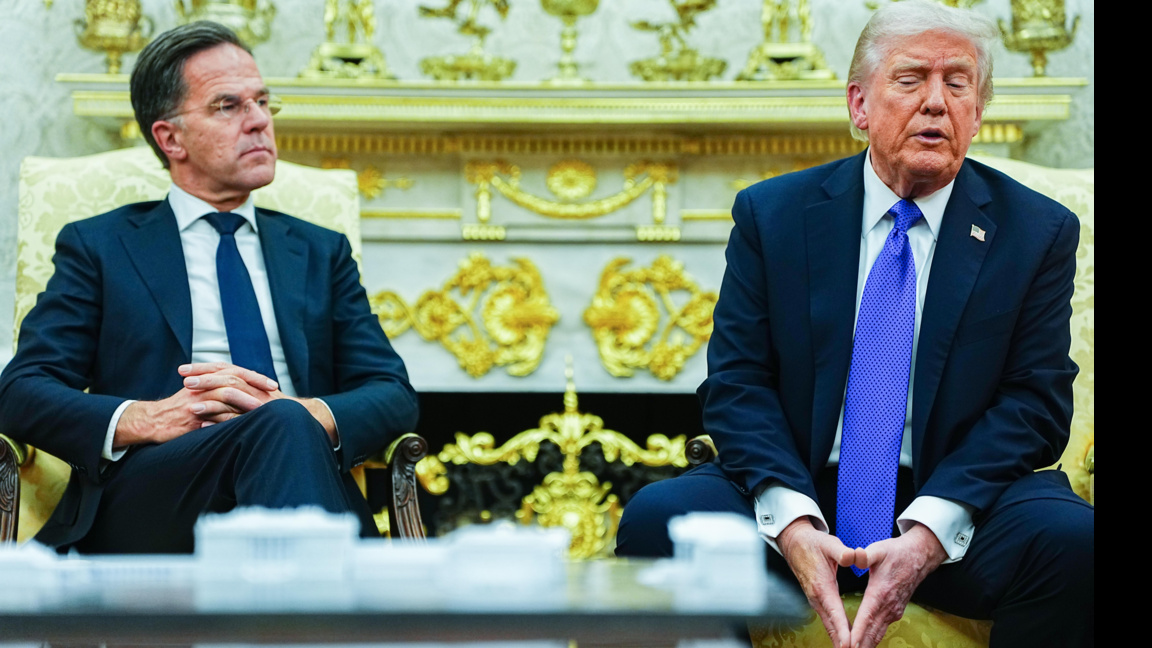 Генералният секретар на НАТО Марк Рюте (вляво) и президентът на САЩ Доналд Тръмп