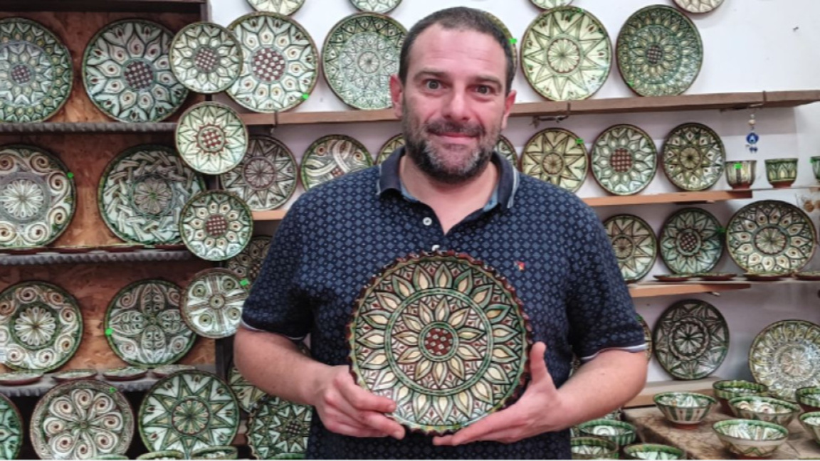 Königliche Symbole vom Zweiten Bulgarischen Reich auf moderner Sgraffito-Keramik