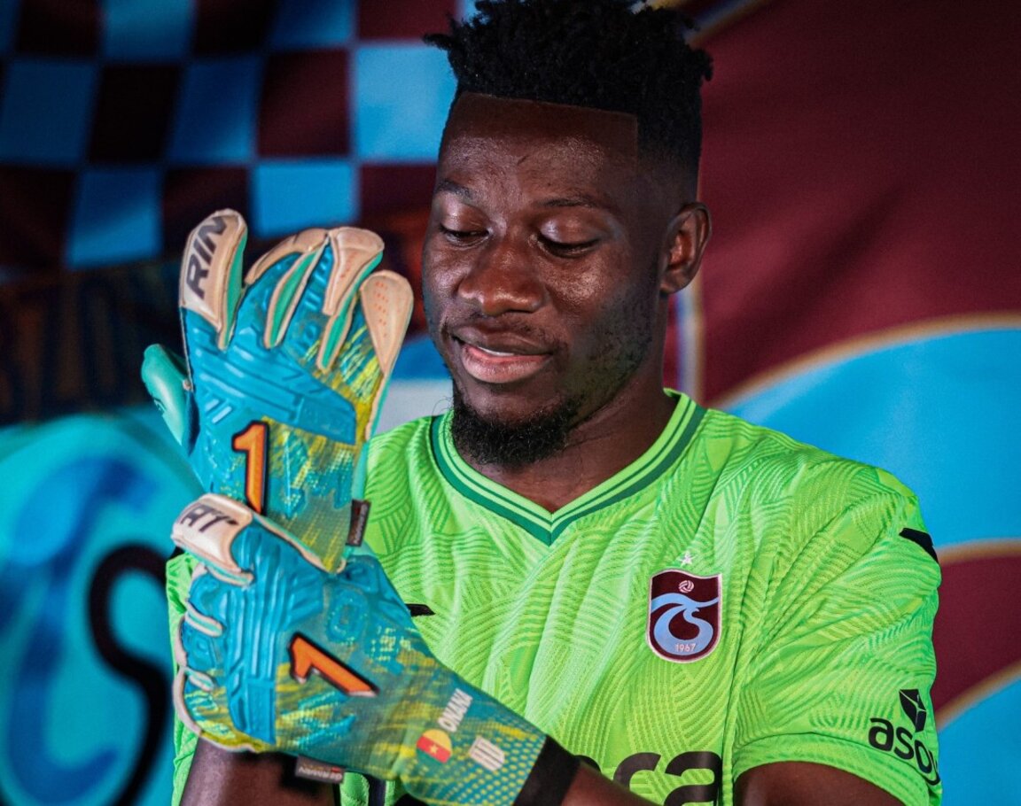 Онана с екипа на новия си отбор.